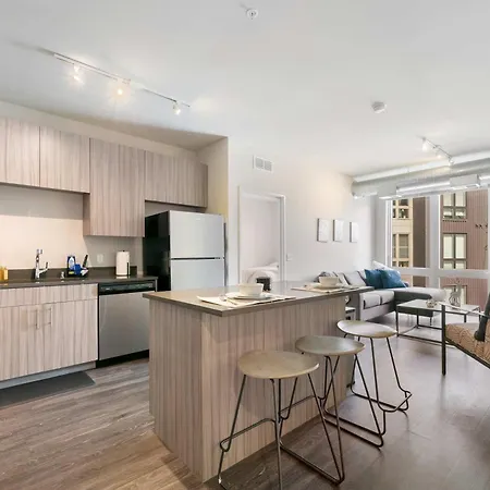 Spacious And Modern With Premium Amenities Near U Of M
